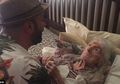 (Video) Nenek yang Sedang Berulang Tahun ke-98 Ini Menangis Haru saat Sang Cucu Nyanyikan Lagu ‘Unforgettable’. Kok, Bisa?