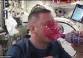 Mau Tahu Bagaimana Sulitnya Seorang Astronaut Minum di Stasiun Luar Angkasa? Simak Saja Video Ini
