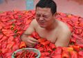 Suka Pedas? Coba deh Ikut Kontes Makan Cabai di Dalam Kolam yang Juga Dipenuhi Cabai Ini