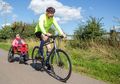 Menginspirasi, Ayah Ini Ikut Triathlon dengan Mengajak Serta Putrinya yang Disabilitas