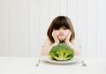 Selama Ini yang Kita Lalukan Kurang Benar, Begini Trik Super Sederhana Membuat si Kecil Lebih Banyak Makan Sayur