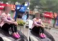 Tak Ingin Suaminya Pergi, Wanita Ini Duduk di Kap Mobil yang Sedang Berjalan. Videonya Bikin Geli