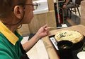 Seorang Pria Memakai Kaus Tua yang Sama Selama 20 Tahun, Alasannya Bikin Terharu