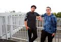 Dua Remaja Ini Mendapat Penghargaan dari Polisi Setelah Mencegah Pria Bunuh Diri dari Jembatan Penyeberangan