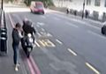 (Video) Hentikan Kebiasaan Gunakan Ponsel di Pinggir Jalan, Jika Tak Mau Bernasib Seperti Wanita Ini