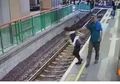 (Video) Kejam, Pria Ini Tega Mendorong Seorang Wanita hingga Terjatuh Ke Rel Kereta Api, Untung Saja Tak Ada Kereta yang Lewat