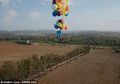 (VIDEO) Pria Nekat! Terbang Setinggi 2,4 km Hanya Dengan Kursi Yang Diikat 100 Balon Helium