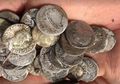 Beruntung! Pria Ini Temukan 600 Koin Perak Era Romawi Kuno yang Harganya Capai Rp3,6 Miliar