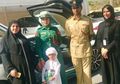 Satu Tim Polisi Dubai Sambangi Seorang Balita Dengan Mobil Supernya, Apa Kesalahannya?