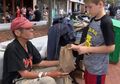 Hebat, Seminggu Sekali, Bocah Ini Rutin Beri Makan Siang Gratis untuk para Tunawisma