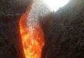 (Video) Kamera Aksi Ini Merekam Keindahan Lava Yang Mengalir, Bahkan Sempat "Berenang" Di Dalamya