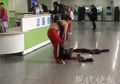 Tak Puas dengan Operasi Plastik yang Dijalaninya, Wanita Ini Lepas Semua Pakaian di Lobi Rumah Sakit