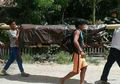 Tak Punya Ongkos, Jenazah Terpaksa Dibawa Pulang Dengan Digotong Satu Hari