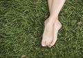 7 Manfaat Luar Biasa Jika Sering Berjalan Tanpa Alas Kaki: Bisa Melancarkan Hormon, Lho!