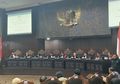 Sah! MK Hapus Larangan Karyawan Menikah dengan Rekan Sekantor