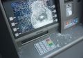 Terlalu! Pria Ini 'Berkelahi' dengan Mesin ATM, Alasannya Bikin Geleng-geleng Kepala