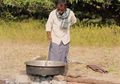Patut Diacungi Jempol! Setiap Hari, 2 Pria Ini Memasak Makanan Untuk 80 Anak Yatim