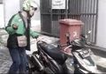 Buat yang Meremehkan Ojek Online, Lihatlah Video Viral Perjuangan Driver yang Bikin Nangis Ini!