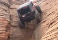 (VIDEO) Wow, Jeep ini Mencoba Menentang Gravitasi Bumi Dengan Mendaki Tebing Vertikal. Berhasilkah?