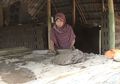 Mengharukan, Ditinggal Suami dan Hidup Miskin, Ibu Ini Besarkan Empat Anaknya dengan Menjadi Buruh Batu Bata