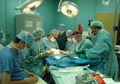 Jarang Diketahui, Ternyata ini Alasan Dokter Bedah Kenakan Pakaian Hijau atau Biru!