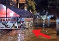 Foto Orang Sedang Makan di Warung Pecel Lele saat Banjir Ini Sempat Dikira Editan, Video Ini Membantahnya