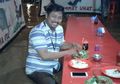 Berkah Orang Makan Pecel Lele Saat Banjir: Warung Cak Hendrix Viral dan Pembelinya Membludak
