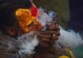(Foto) Khusus Pada Festival Suci, Orang-orang Suci di Nepal Ini Boleh Menghisap Ganja