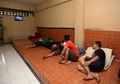 Dari Balik Jeruji Besi, Para Tahanan Ini Justru Kembali Menjadi Manusia Normal yang Menjalankan Aktivitasnya