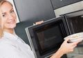 3 Makanan yang Tak Boleh Dipanaskan dengan Microwave