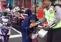 Benar-benar Terjadi! Tidak Terima Ditilang Ibu Ini Gigit Polisi yang Menilangnya