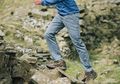 Hati-hati! Menggunakan Celana Jeans Saat Mendaki Gunung Bisa Membunuh Kita, Ini Alasannya