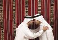 Layaknya Jabat Tangan, Saling Menggosokan Hidung Adalah Cara Pria Arab Saling Menyapa