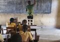 Tak Ada Komputer dan Internet, Guru di Ghana Menggambar Microsoft Word di Papan Tulis supaya Murid-muridnya Paham