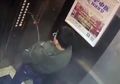 Langsung Kena Batunya! Bocah Laki-laki Ini Terjebak di dalam Lift yang Baru Saja Ia Kencingi