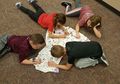 (Foto) Guru Sekolah Ini Meminta Para Murid Menggambar di Gaunnya dan Hasilnya Menakjubkan!
