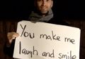 (Foto) Romantis, Pria Ini Melamar Kekasihnya dengan Meniru Adegan Film Love Actually
