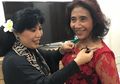 Menteri Susi Jadi Model di Catwalk dan Pamer Tato, Keren!