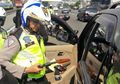 Sudah Ugal-ugalan, Pengemudi Fortuner Ini Juga Todongkan Pistol Cuma Gara-gara Tak Mau Antre di Tol