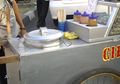 Penjual Cilok Ini Sungguh Keterlaluan, Beri Tontonan Video Dewasa ke Anak SD Agar Dagangannya Laris!