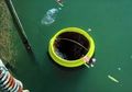 Duo Peselancar Ini Bersihkan Laut dari Sampah dan Minyak Hanya dengan Ember