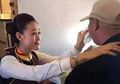Pramugari ini Membuat Semua Penumpang Tersentuh saat Berlutut demi Menyuapi Penumpang Tua yang Difabel