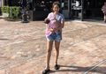 Acha Septriasa Dikritik Lantaran Cara Menggendong Bayinya yang Berbahaya, Ini Tip Menggendong Bayi di Bawah Usia 3 Bulan yang Tepat