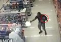 Hebat! Sambil Menggendong Anak, Polisi Berhasil Melumpuhkan Dua Perampok di Minimarket
