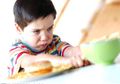 Ibu Sering Memaksa Anak Makan? Sebaiknya, Hindari 3 Kesalahan Besar Ini