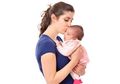 Tip Menggendong Bayi Baru Lahir yang Tepat