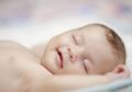 Bayi Tidur Siang Kelamaan, Dibiarkan Atau Dibangunkan?