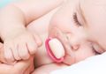 Hal yang Perlu Ibu Ketahui Jika Bayi Menggunakan Empeng