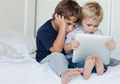 Anak yang Kecanduan Smartphone Bisa Kena Masalah di Leher dan Punggung