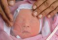 Membedong Bayi Bisa Sebabkan Gangguan pada Kaki dan Panggul